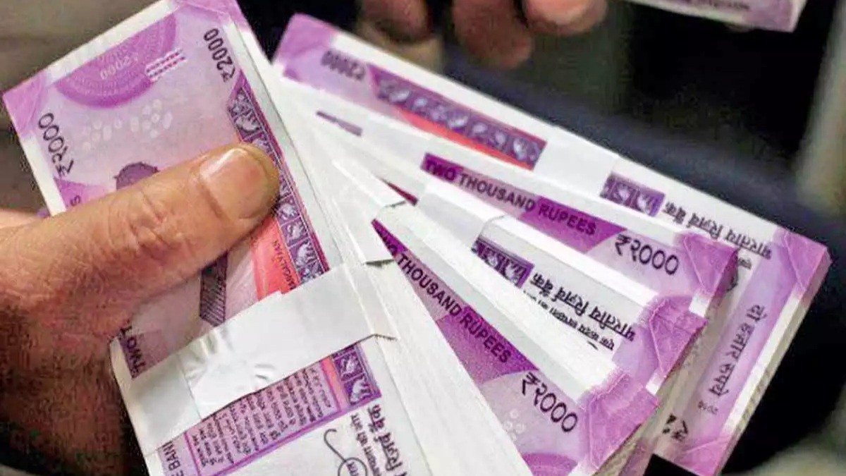 भारतमा एक दम्पतीले घरभित्रै २० लाख भारु जलाएर नष्ट गरे