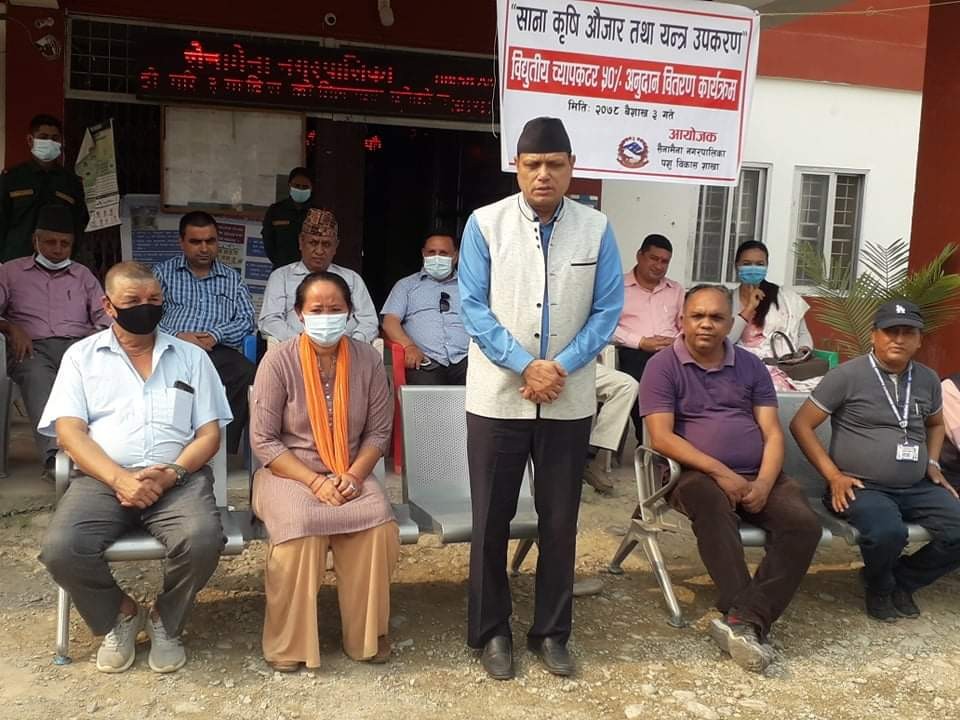 सैनामैनामाका किसानलाइ ४२ थान बिद्युतिय च्यापकटर मेसिन बितरण 