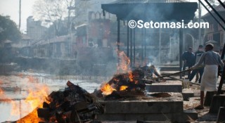 बाग्मती किनारमै 'चिता ' मृतक संख्या बढ्दै गए सामूहिक शवदाह