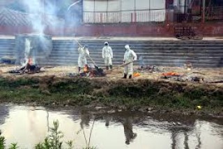 मृतकको संख्या बढेपछि शवदाह गृहमा अटेनन् शव, बाग्मती किनारमै जलाइयो