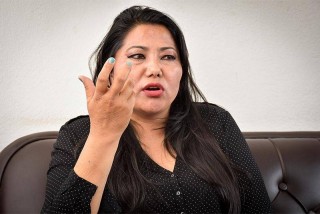 ओलीतर्फ सङ्केत गर्दै झांक्रीले भनिन ‘हामी त डुब्छाैँ नै, तिमीलाई पनि लिएरै डुब्छाैँ’