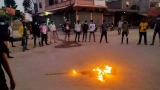 बुटवलमा क्रान्तिकारी र नवलपरासीमा नेबिसंघद्वारा राष्ट्रपति र प्रधानमन्त्रीकाे पुत्ला दहन