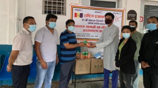 राप्रपा स्थापना दिवसमा विरामी र स्वास्थ्यकर्मीलाई पौष्टिक आहार र स्वास्थ्य सामाग्री वितरण