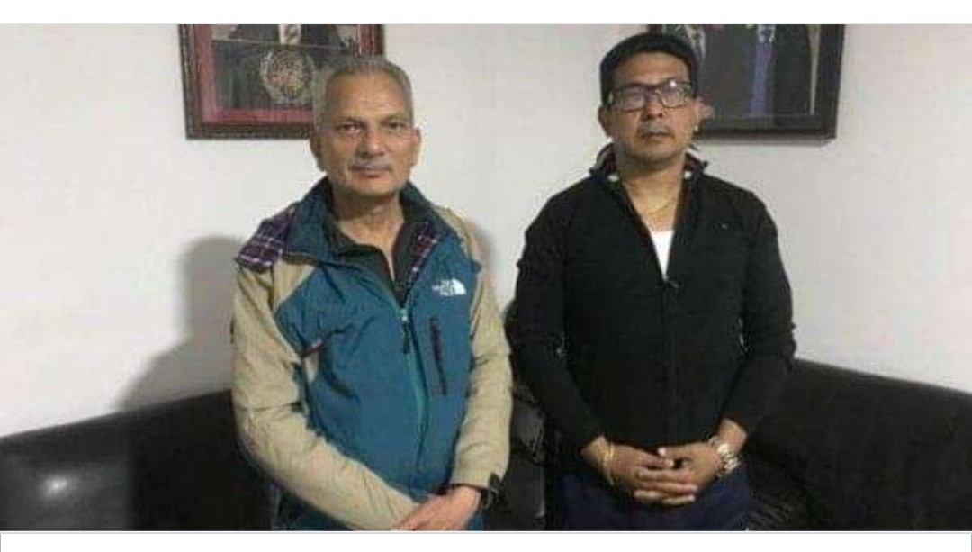 मनाङ्गेसंगको फोटो राख्दै बाबुरामले भने, 'रत्नकरलाई वाल्मीकी बन्ने अवसर दिईनुपर्छ'
