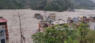 सिन्धुपाल्चोकमा बाढिको बितण्डा होटल र घरहरु बगे कयौं बेपत्ता 