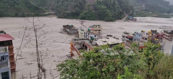 सिन्धुपाल्चोकमा बाढिको बितण्डा होटल र घरहरु बगे कयौं बेपत्ता 