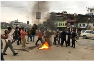 विपक्षी गठबन्धनका ५ बिद्यार्थी संगठनद्वारा बुटवलमा राष्ट्रपति र प्रधानमन्त्रीको पुत्ला दहन