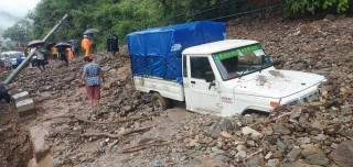 पृथ्वी राजमार्गमा पहिरोले गाडी पुरियो २ जनाको मृत्यु ६ जना घाइते