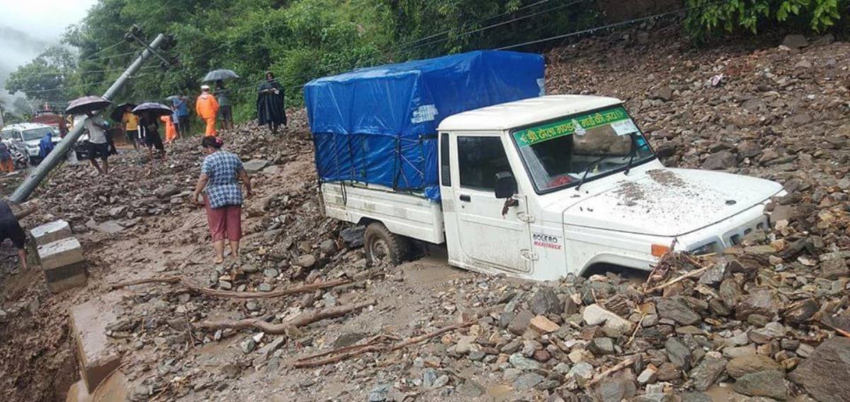 पृथ्वी राजमार्गमा पहिरोले गाडी पुरियो २ जनाको मृत्यु ६ जना घाइते
