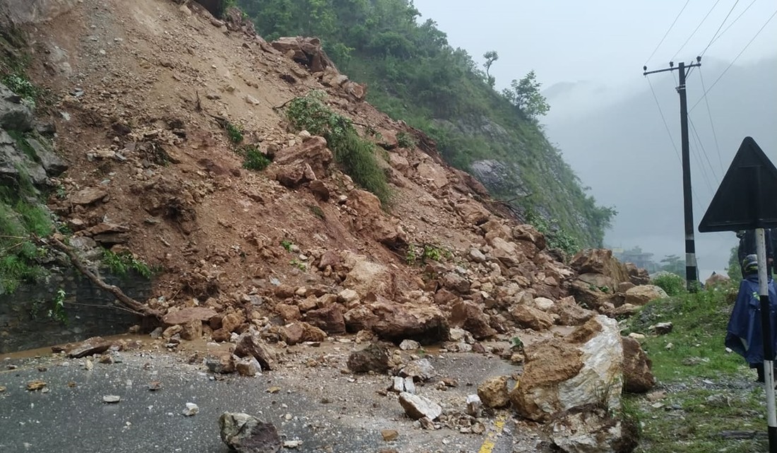 नारायणगढ–मुग्लिन सडक १२ घण्टादेखि अवरुद्ध, खुलाउन अझै करिब ५ घण्टा लाग्ने