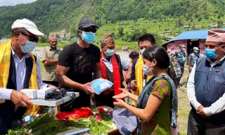 राहत बाँड्न हेलिकप्टरबाट हेलम्बु पुगे राजेश हमाल