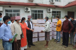 मुख्यमन्त्री ग्रामीण विकास तथा रोजगार कार्यक्रम अन्तरगत देवदहका किसानलाइ मौरीघार बितरण
