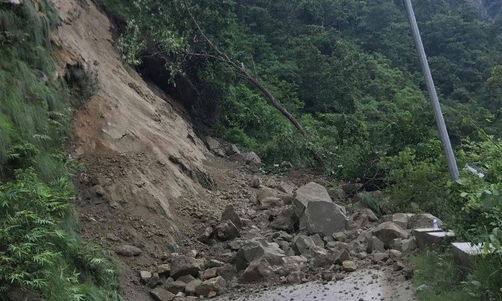 पाल्पामा पहिरोले ५ घर पुरिए , १ को मृत्यु, १ बेपत्ता, बुटवल-पाल्पा सडक समेत अवरुद्ध 