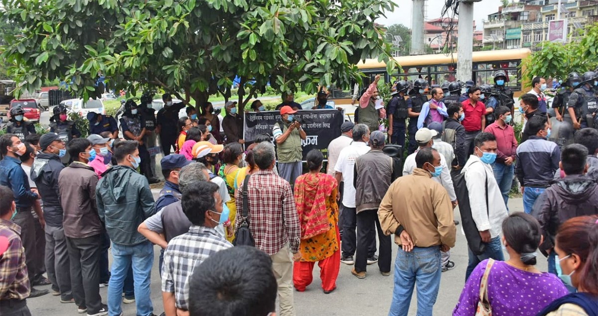 सर्वोच्च अदालतको फैसला मानिँदैन  भन्दै  ओली समर्थकको प्रदर्शन
