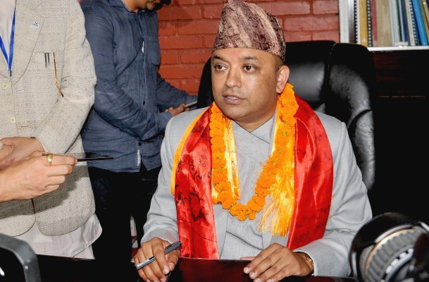 स्वास्थ्यमन्त्री   बन्दै गगन थापा