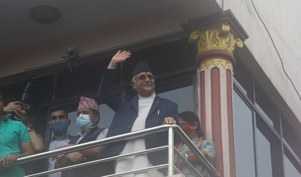 घरको बार्दलीबाट ओलीकाे सम्बाेधन, ‘माधव नेपाल गद्दार हुन्’
