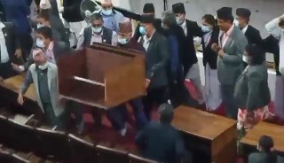 पोखरामा एमाले संसद्ले  भवनभित्रै फाले टेबल , संसद् बैठक पनि बहिस्कार