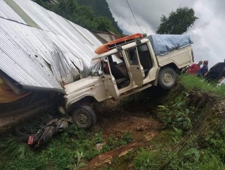गुल्मीमा जिप र बाईक ठाेक्किदा  एकको मृत्यु ४ घाइते