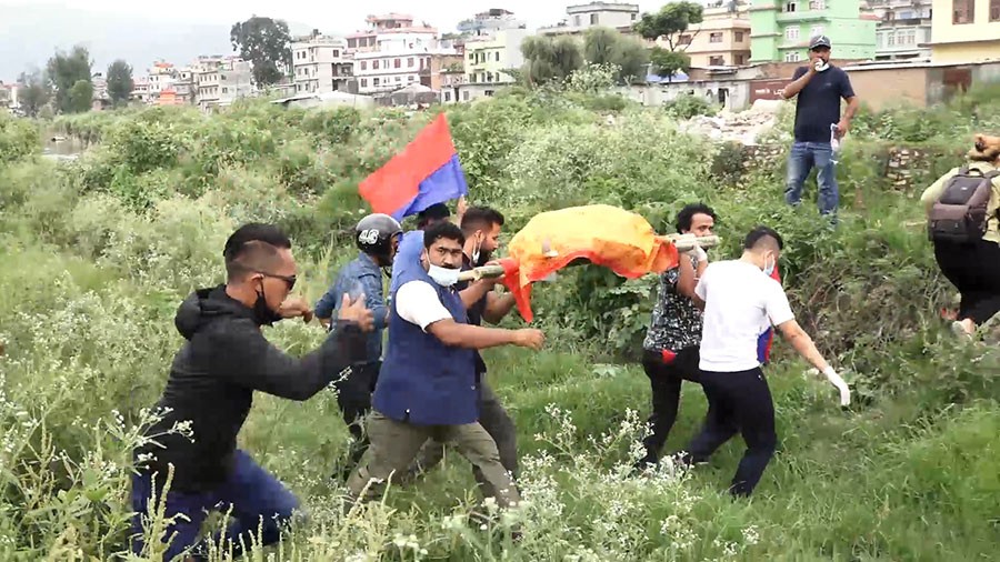 युवा संघले गर्यो  माधव नेपालको सांकेतिक दाहसंस्कार
