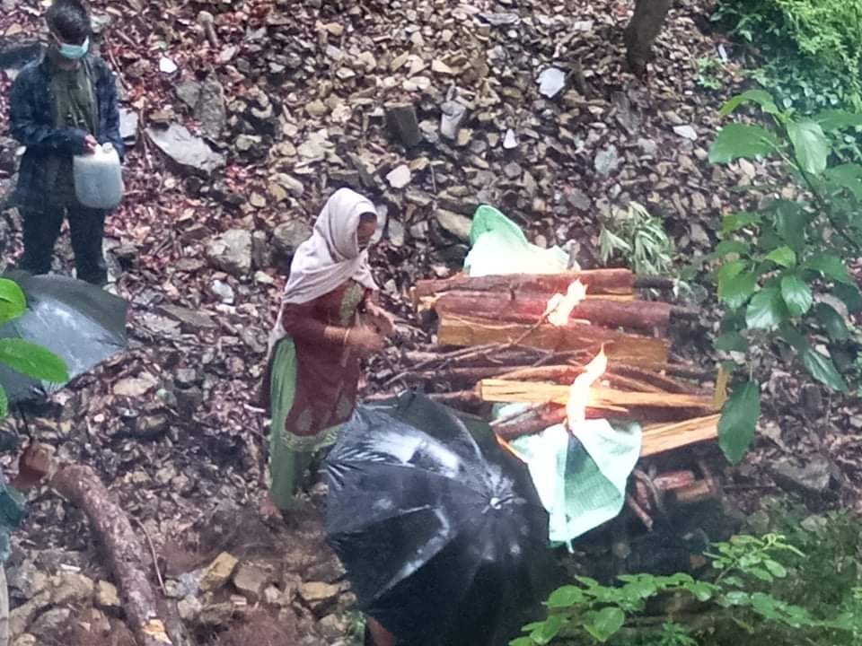 श्रीमानको आत्म-शान्तिका लागि तीन महिनाअघि गाडिएको शव निकालेर दागबत्ती दिईयो 