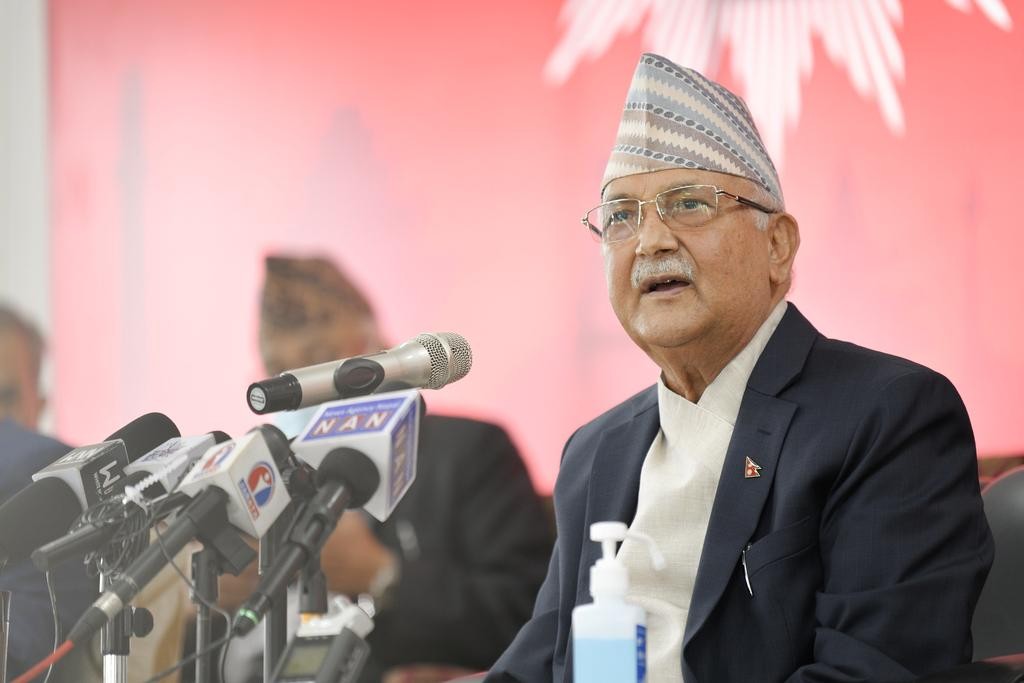 अंग्रेजी  गीत सुनाउँदै ओलीले भने–‘वी श्याल ओभरकम, एण्ड नो बडी क्यान स्टप अस’
