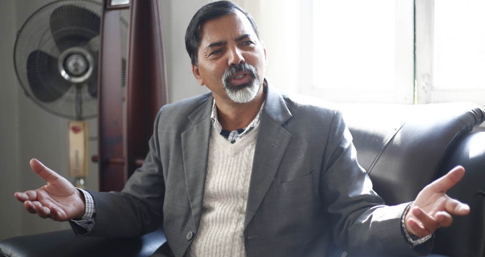 'विदेशबाट डलर पठाएर देशको अर्थतन्त्र जोगाउने युवालाई विमानस्थलमा दु:ख नदिनु' : अर्थमन्त्री शर्मा