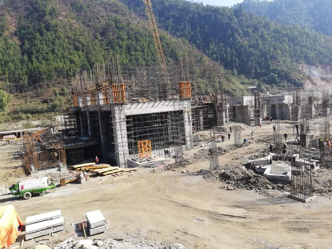 मजदुरले १३ महिनासम्म तलव नपाएपछि सर्देवास्थित सिजि सिमेन्ट निर्माण कम्पनीमा तालाबन्दी