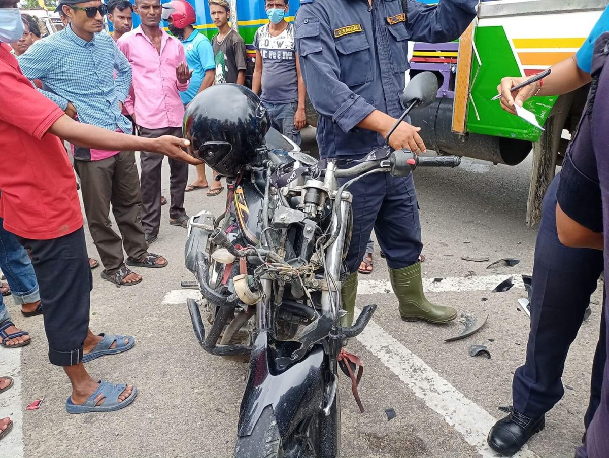 ट्रकले मोटरसाइकललाई ठक्कर दिंदा एक जना घाईते