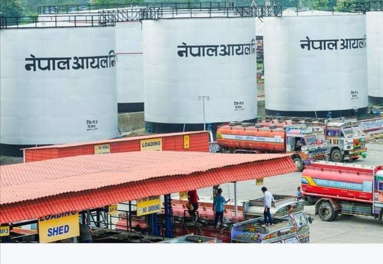 पेट्रोलको मूल्य प्रतिलिटर ११ र डिजेलको मूल्य ५ रुपैयाँले घट्यो