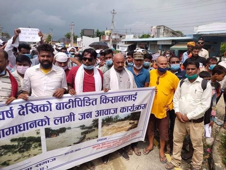 ३ बुँदे माग राख्दै बाढि पिडितले सिडियाेलाई बुझाए ज्ञापनपत्र 