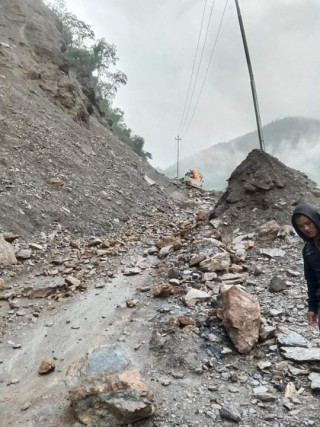रातिदेखि परेको अविरल वर्षाका कारण गुल्मीको  रिडी रुद्रवेणी सडकखण्ड अबरुद्ध ।