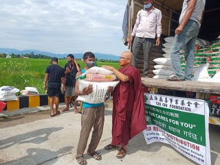 चुजी फाउन्डेसन र अन्तर्राष्ट्रिय बौद्ध समाजद्वारा ओमसतियामा बाढी प्रभावितलाई राहत वितरण