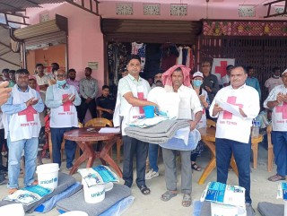 रोहिणीमा १ सय २५ घर धुरी बाढिपिडितलाई राहत वितरण 