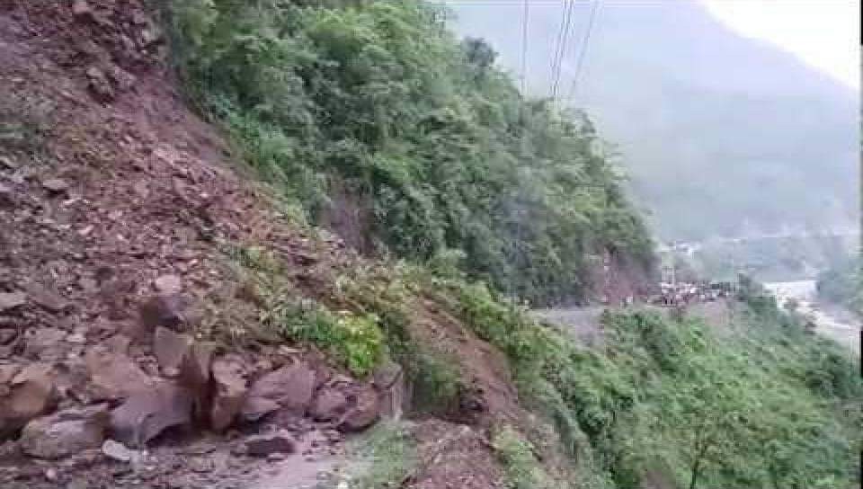 दुम्किबासको दाउन्नेमा पहिरो, पुर्वपश्चिम लोकमार्ग अबरुद्ध
