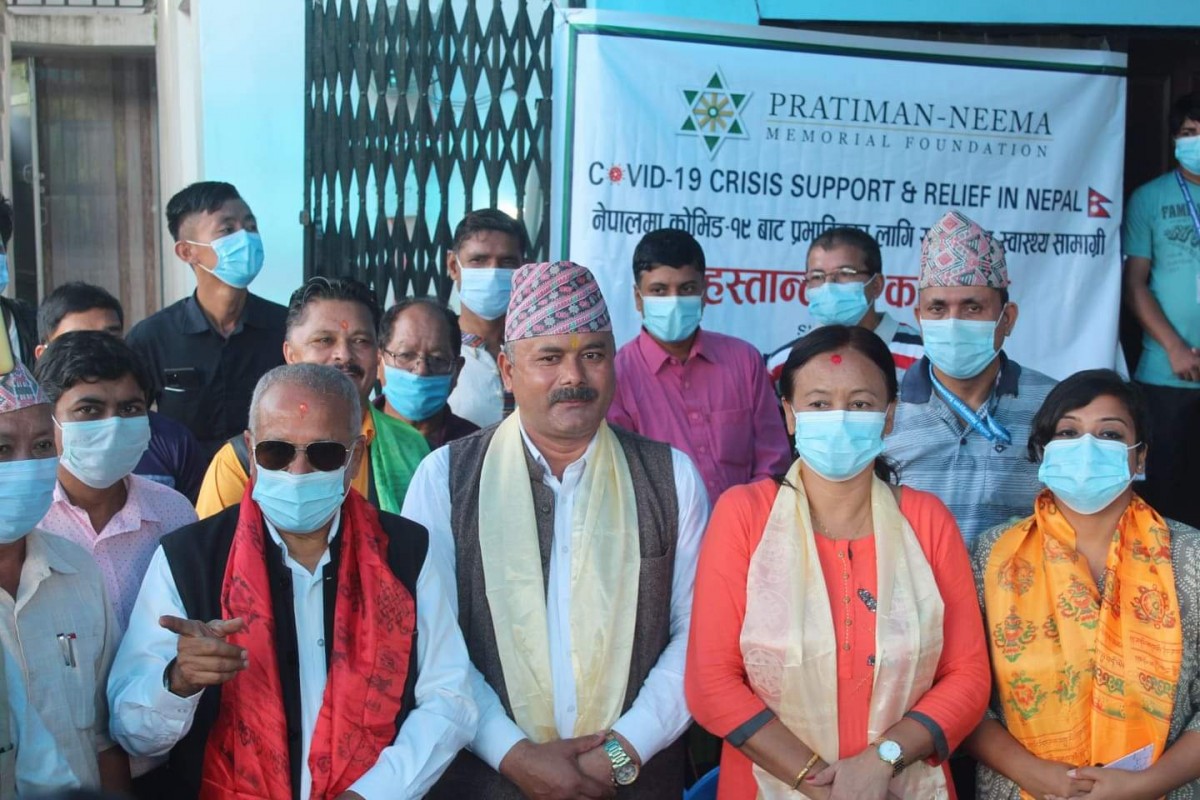 कोभिड महामारीसंग जुध्न २ लाख बढिको  स्वास्थ्य सामाग्री हस्तान्तरण 