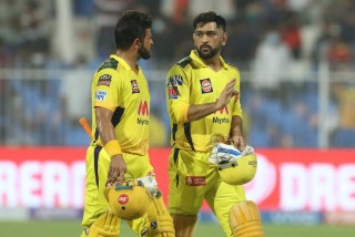 बेंगलोरलाई ६ विकेटले हराउँदै चेन्नई जारी आइपिएलको शीर्षस्थानमा