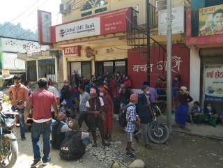 वामीटक्सारका बैँकहरूमा  सर्वसाधारणको घुँइचो