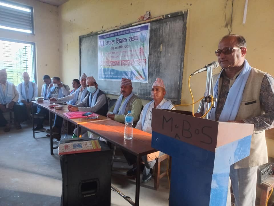 नेपाल शिक्षक संघद्वारा विद्यालयमा शैक्षिक सामग्री वितरण 