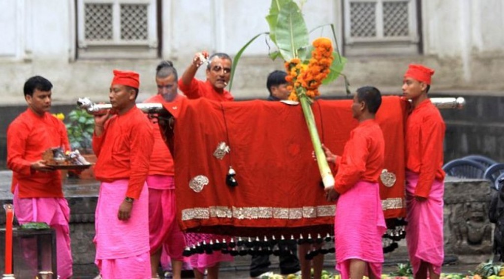 आज घरघरमा फूलपाती भित्र्याइँदै