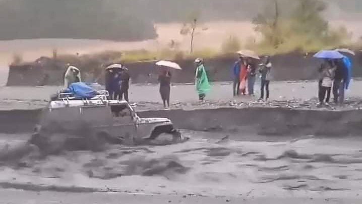 बर्षातले पाकेको धानसंगै डुवायो किसानको बर्षदिनको मेहनत