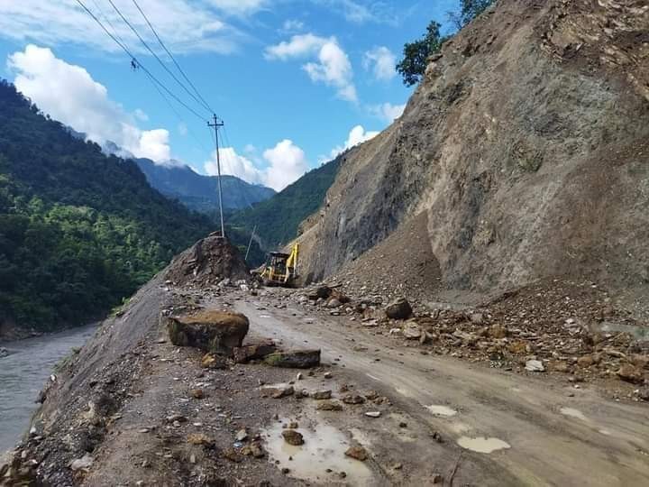 रिडी रुद्रवेणि सडक एक सातादेखि अवरुद्द, सडक खुलाउन नेपाली सेनाकाे सहयाेग लिईने 