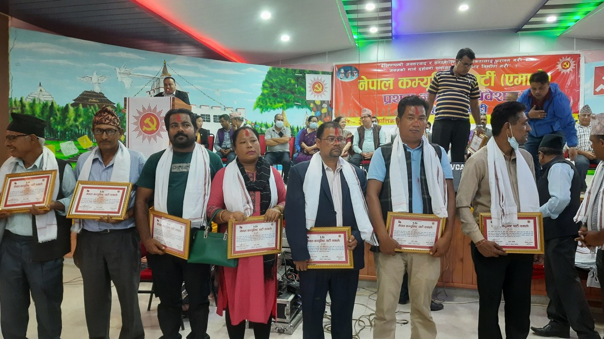 एमाले देवदहका नवनिर्वाचित पदाधिकारी र सदस्यले लिए सपथ 