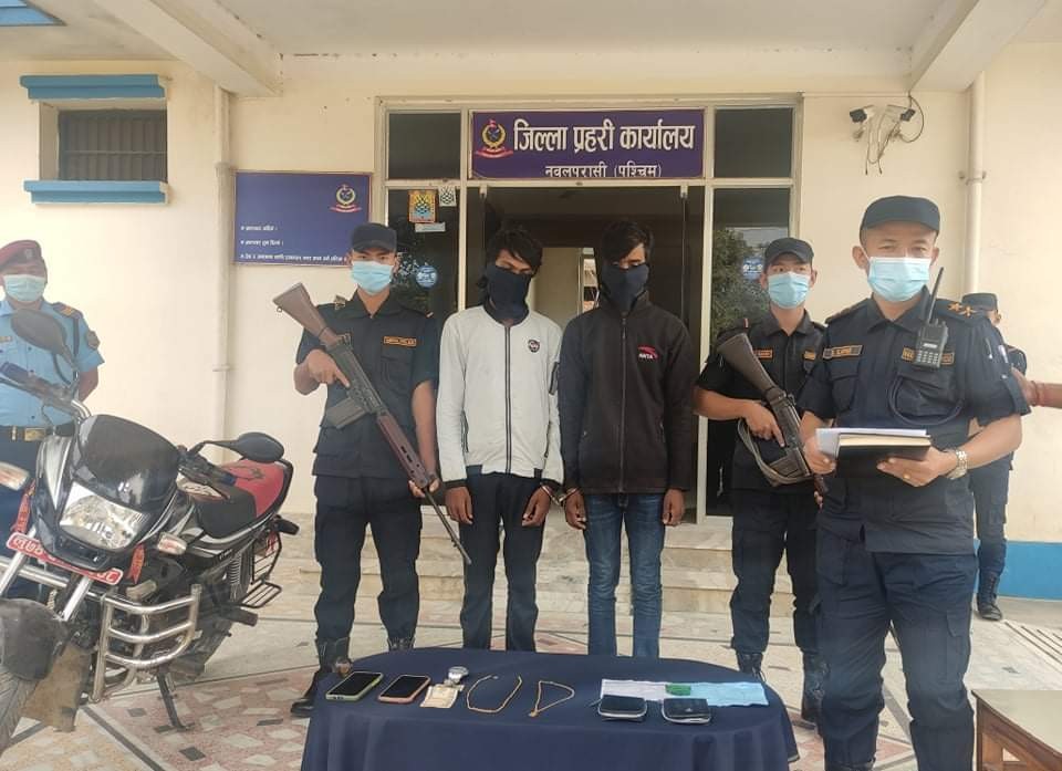 सुनको सिक्री चोरी गर्ने २ जना पक्राउ