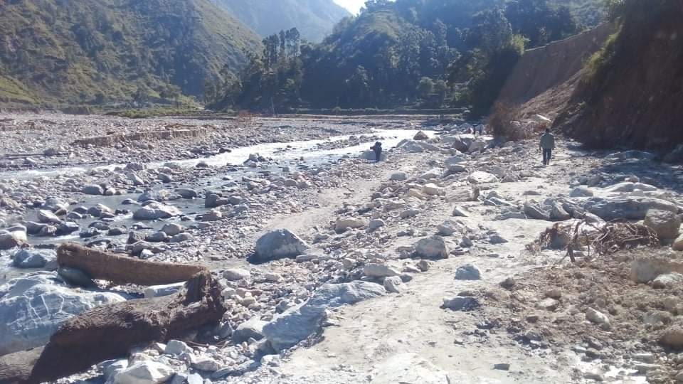 पहिरोले क्षतिग्रस्त बनेका संरचनाको पुनर्निर्माणमा ढिलाइ, भिर छिचोलेर हिड्नुपर्ने बाध्यता