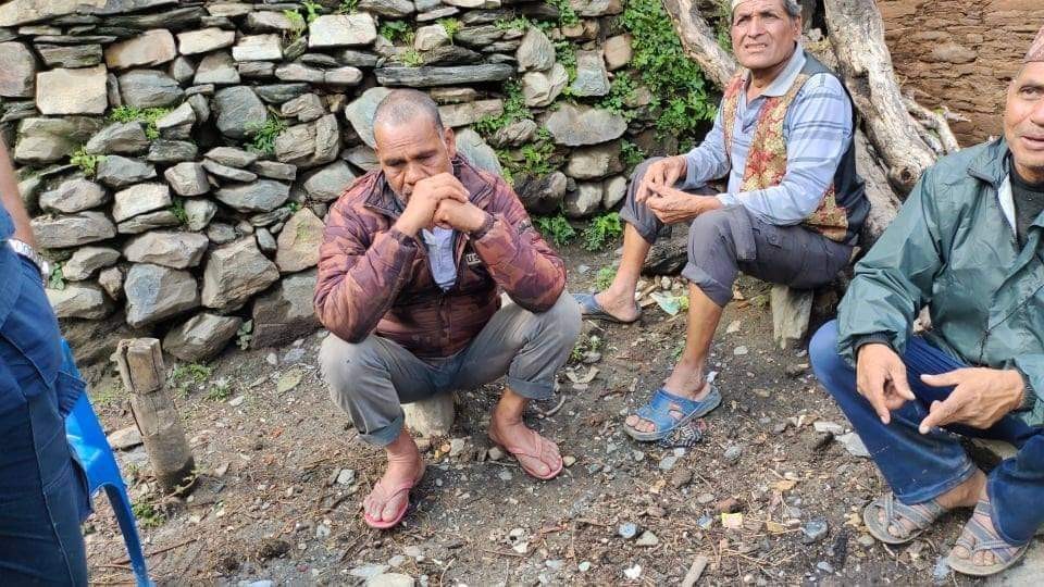 वर्षा र बाढिले थला परेको बझाङ : दिनहुँ मन्त्री र नेता हेलिकप्टरमा आउँछन्, रमिता हेरेर जान्छन्