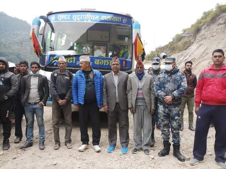एक महिनापछि बझाङ सदरमुकाम चैनपुरमा  बस पुग्यो