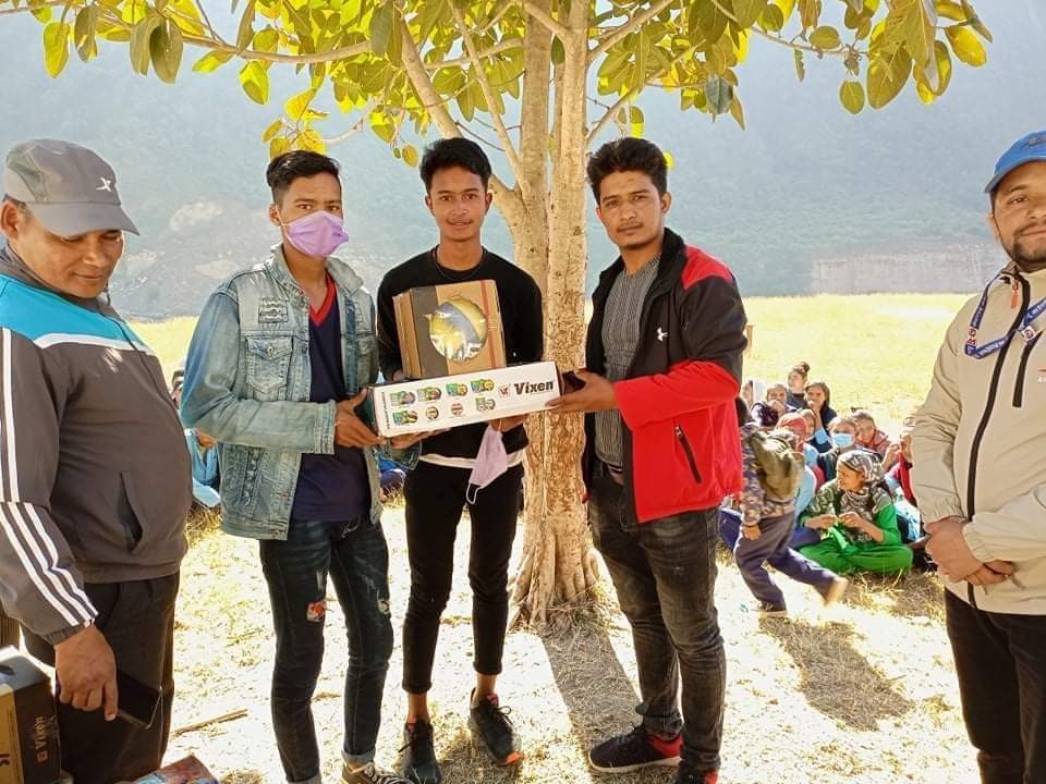 केन्द्रीय  सदस्य भण्डारी द्वार बझाङमा खेलकुद सामाग्रि बितरण