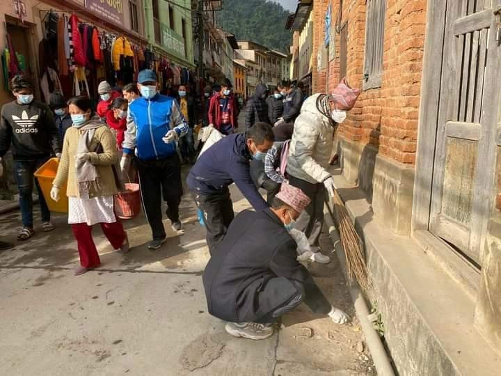 एकाबिहानै कुचो बोकेर निस्किए पुर्व मुख्यसचिव पौडेल
