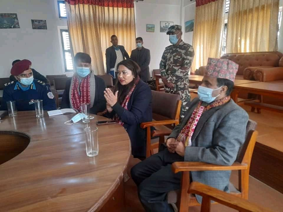 सम्झौता अनुसार काम नगर्ने निर्माण व्यवसायीलाई जेलमा काेच्नुस : मन्त्री झाँक्री