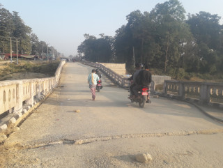 भत्किएको पुलमाथि जोखिमपुर्ण यात्रा
